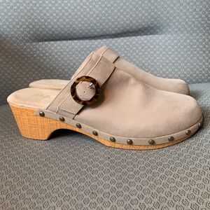 MIA tan clogs Tortoise shell buckle Brass tack details Size 10